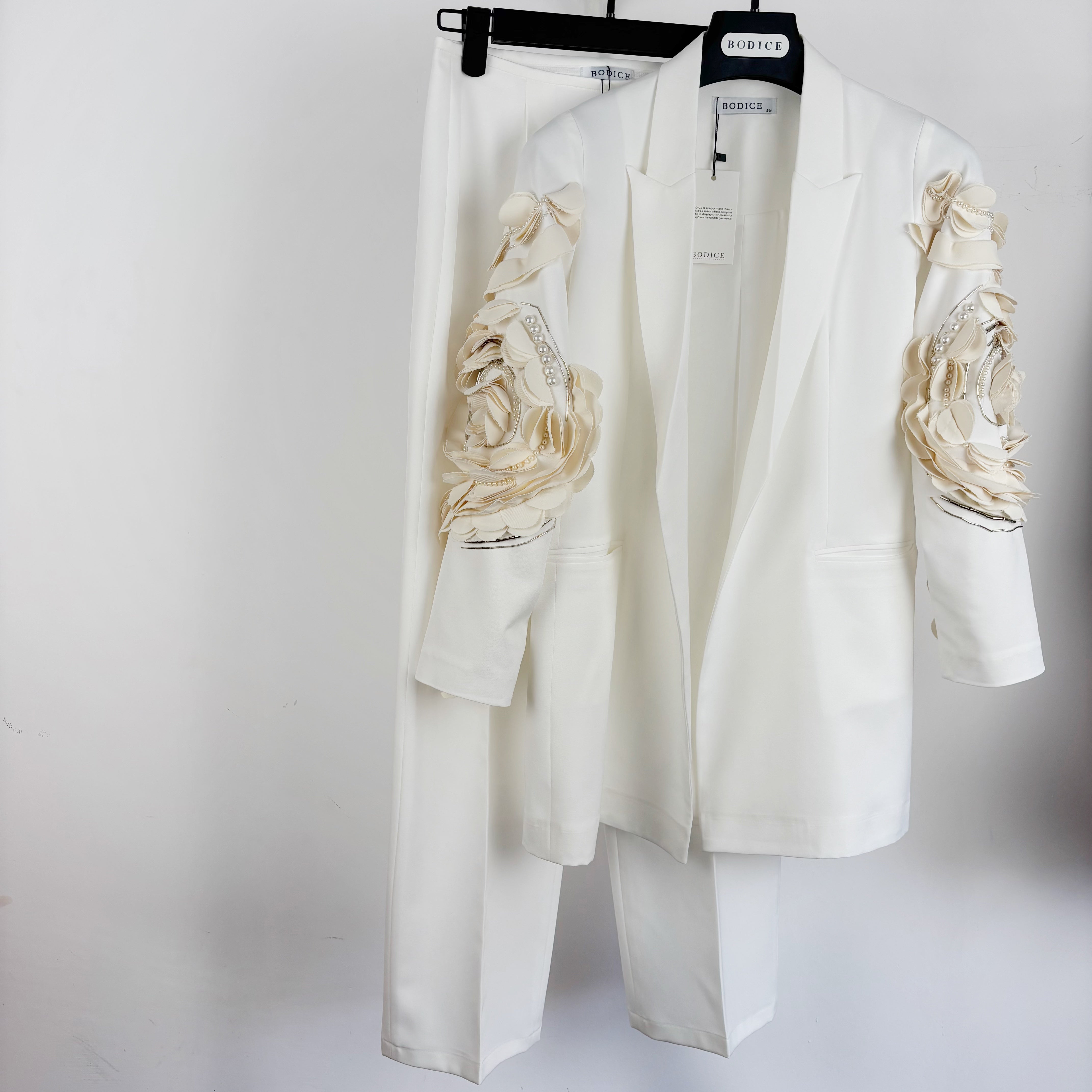 Off-White Round  Flower